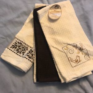 Decorative kitchen towel set.